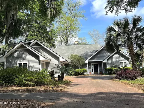 709 Island Cir E, Saint Helena Island, SC 29920