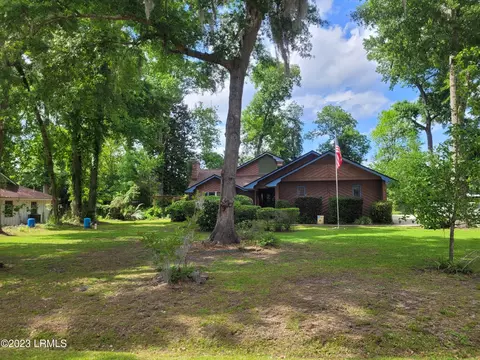 5 Chesterfield Dr, Beaufort, SC 29906