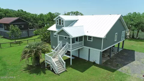 22 Pineland Ave, Saint Helena Island, SC 29920