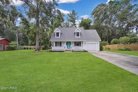 24 Chesterfield Lake Dr, Beaufort, SC 29906