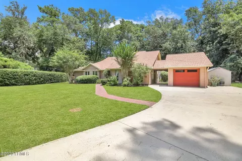 38 Chesterfield Lake Dr, Beaufort, SC 29906