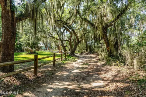 77 Oakland Dr, Saint Helena Island, SC 29920