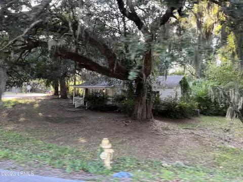 27 Miller Dr W, Beaufort, SC 29907