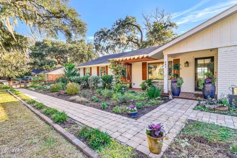 882 Broad River Dr, Beaufort, SC 29906