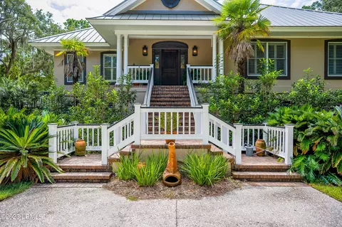 130 Dolphin Point Dr, Beaufort, SC 29907
