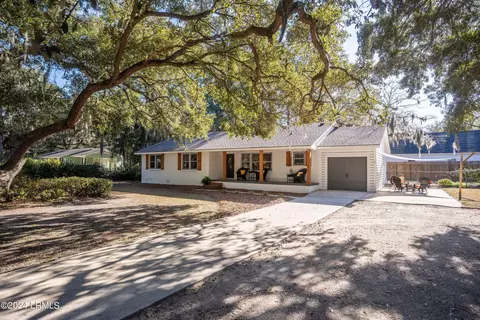 8 Miller Dr W, Beaufort, SC 29907
