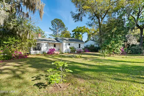1715 Pigeon Point Rd, Beaufort, SC 29902