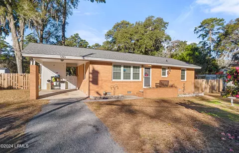 510 Center Dr E, Beaufort, SC 29902