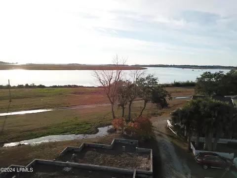 1010 8th St, Port Royal, SC 29935