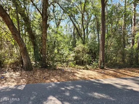 12 Woodbine Dr, Beaufort, SC 29907