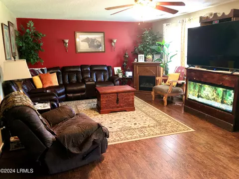 Living - 1202 Holly St W, Hampton, SC 29924 photo 2 of 3