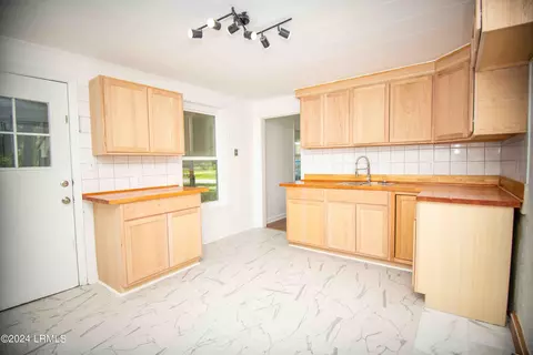 Kitchen - 407 Elm St E, Hampton, SC 29924 photo 4 of 4