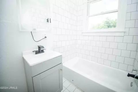 Bath - 407 Elm St E, Hampton, SC 29924 photo 4 of 4
