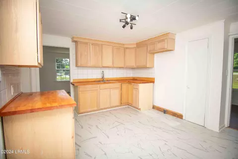 Kitchen - 407 Elm St E, Hampton, SC 29924 photo 1 of 4