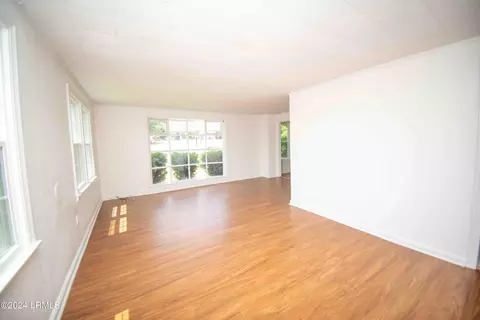 Living - 407 Elm St E, Hampton, SC 29924 photo 2 of 4