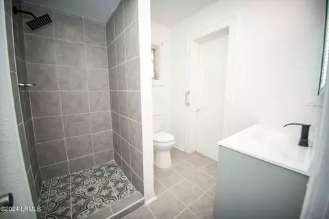 Bath - 407 Elm St E, Hampton, SC 29924 photo 1 of 4