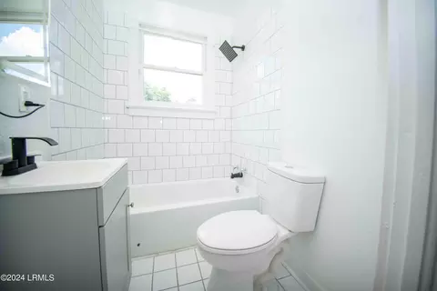 Bath - 407 Elm St E, Hampton, SC 29924 photo 3 of 4