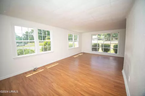 Living - 407 Elm St E, Hampton, SC 29924 photo 3 of 4