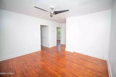 Living - 407 Elm St E, Hampton, SC 29924 photo 4 of 4