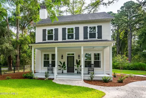 22 River Dr, Beaufort, SC 29907