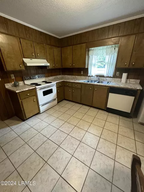 Kitchen - 106 Yasmin St, Hampton, SC 29924 photo 1 of 1
