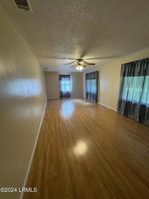 Living - 106 Yasmin St, Hampton, SC 29924 photo 2 of 2