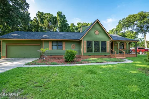 20 Chesterfield Lake Dr, Beaufort, SC 29906