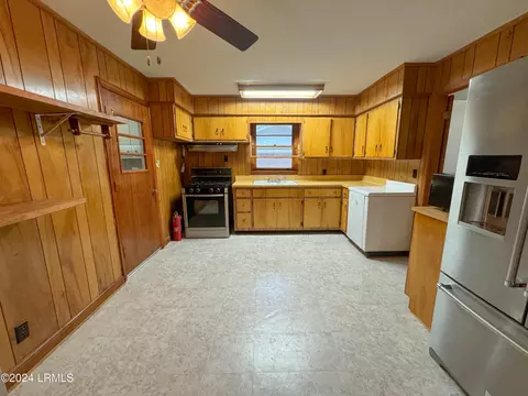 Kitchen - 615 Lightsey Street Ext, Hampton, SC 29924 photo 2 of 2
