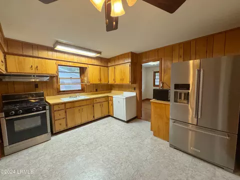 Kitchen - 615 Lightsey Street Ext, Hampton, SC 29924 photo 1 of 2