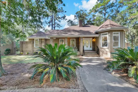 10 Dolphin Point Dr, Beaufort, SC 29907