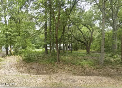 48 Community Center Rd, Beaufort, SC 29902