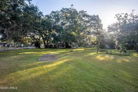 6032 Creek Rd, Beaufort, SC 29906