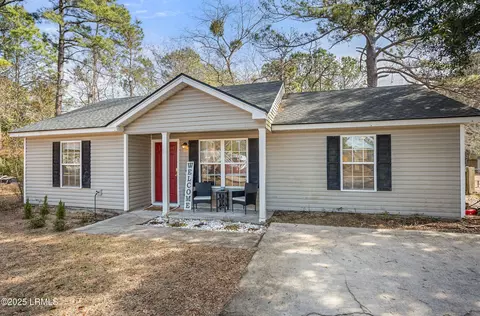 26 Pelican Cir, Beaufort, SC 29906