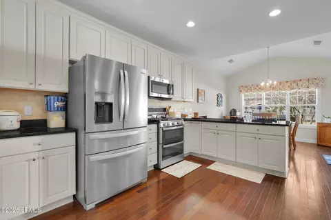 Kitchen - 76 Station Loop, Bluffton, SC 29910 photo 5 of 5