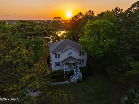 77 Tuscarora Ave, Beaufort, SC 29907