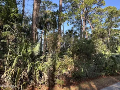 16 Lakeview Ln, Saint Helena Island, SC 29920