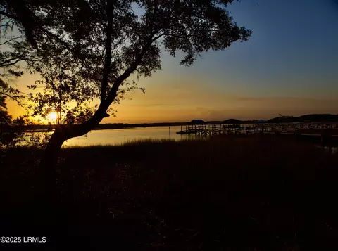 92 W River Dr, Lady's Island, SC 29907