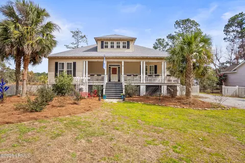 8 E River Dr, Beaufort, SC 29907