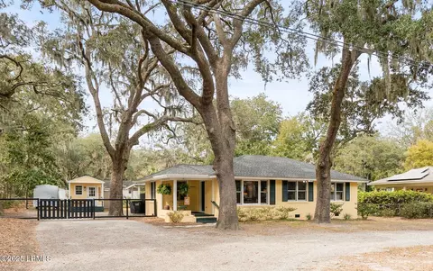 1402 Newcastle St, Beaufort, SC 29902