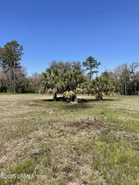 38 Meadowbrook Dr S, Beaufort, SC 29907