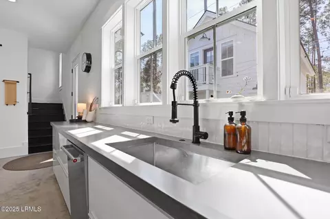 Kitchen - 28 Tabby Shell Rd, Bluffton, SC 29910 photo 5 of 8