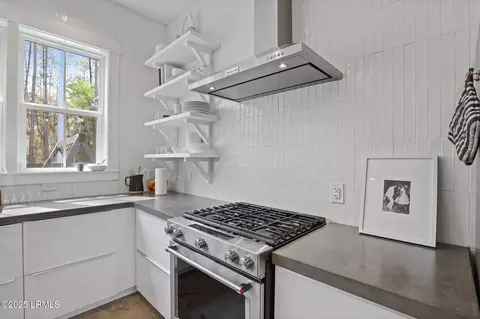Kitchen - 28 Tabby Shell Rd, Bluffton, SC 29910 photo 7 of 8
