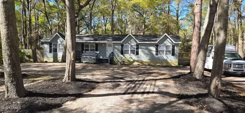 7 Miller Dr W, Beaufort, SC 29907