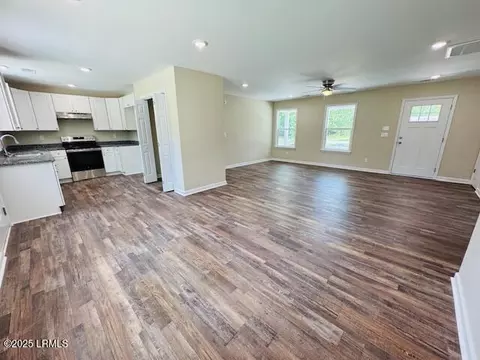 Living - 316 Kathy Ave, Hampton, SC 29924 photo 4 of 4