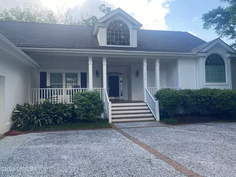 733 Island Cir E, Saint Helena Island, SC 29920