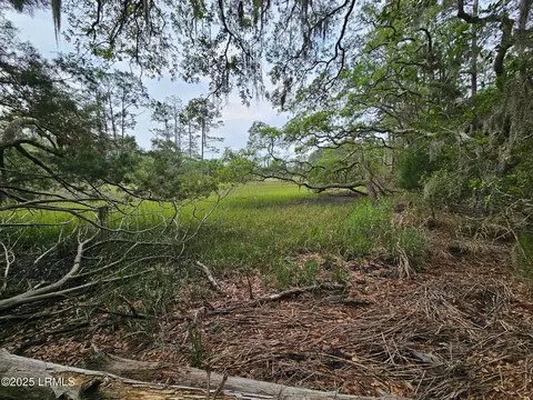 2 Lake Point Dr, Lady's Island, SC 29907