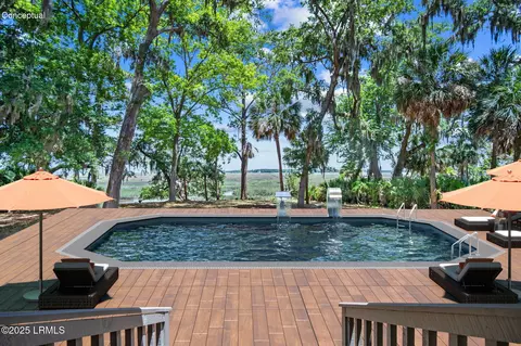 647 Island Cir E, Saint Helena Island, SC 29920