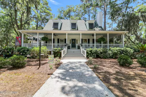 8 Dolphin Point Dr, Beaufort, SC 29907