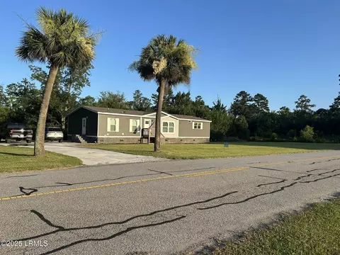 91 Lowndes Lake Rd, Varnville, SC 29944