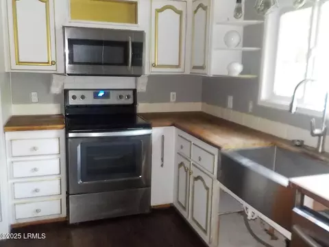 Kitchen - 137 Windsor Rd, Burton, SC 29906 photo 1 of 4